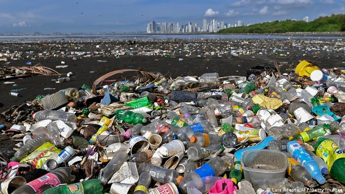 Se denuncia a empresas que importan basura plástica a América Latina