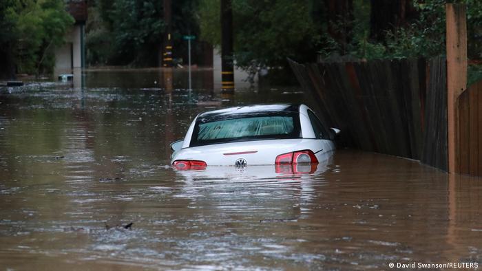 coche atrapado por las inundaciones por las tormentas invernales en California 2023